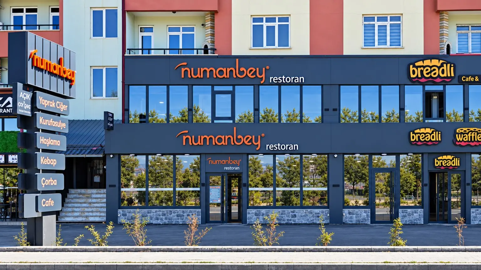 Restoranın dış cephesi ve giriş bölümü