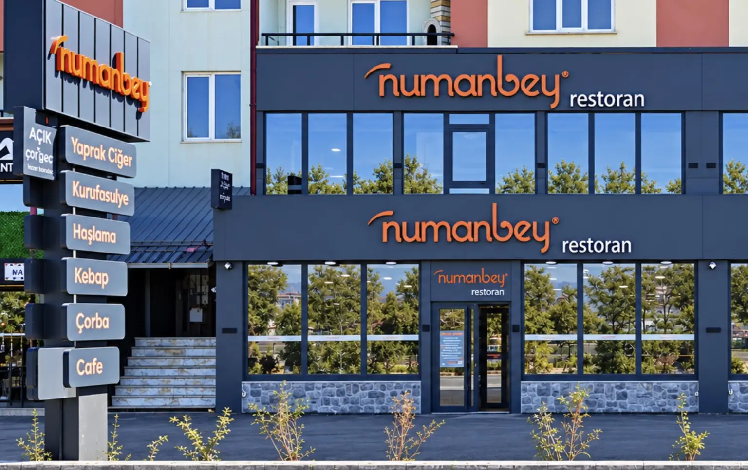 Restoranın dış cephe ve giriş görünümü